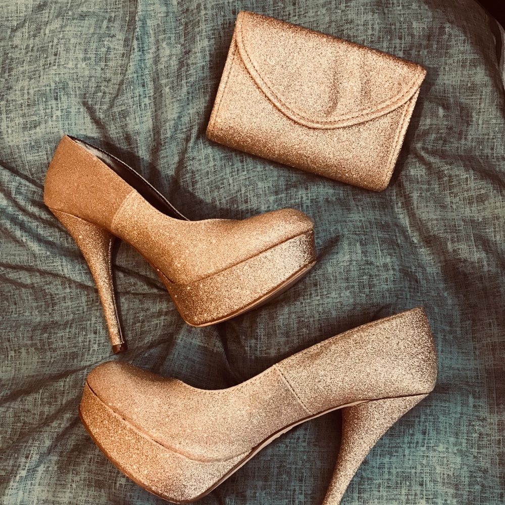 Sexy gold glitter pump with matching clutch